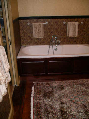 bathroom 062.jpg (73062 bytes)